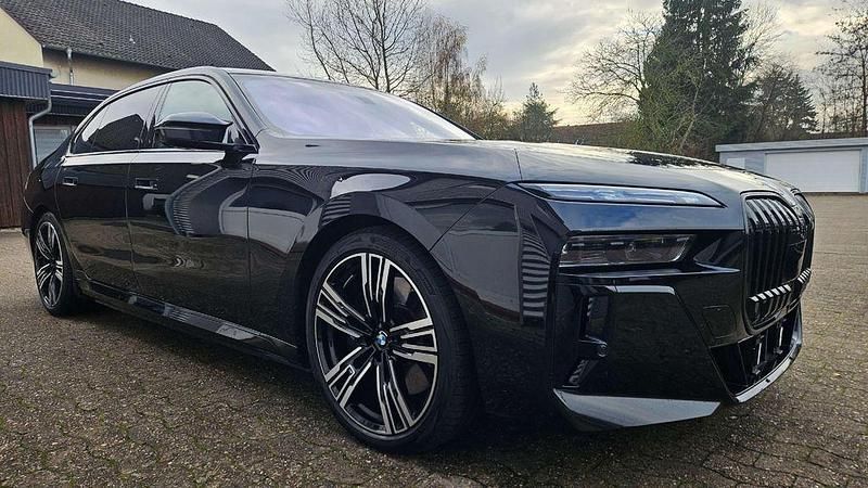 Gebraucht BMW 760 M Performance 571 PS (419 kW) 2023 Black sapphire metallic Limousine