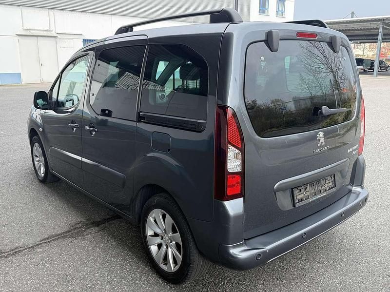 Gebraucht Peugeot Partner Allure 99 PS (72 kW) 2017 Lack grau sharkg Van / Kleinbus