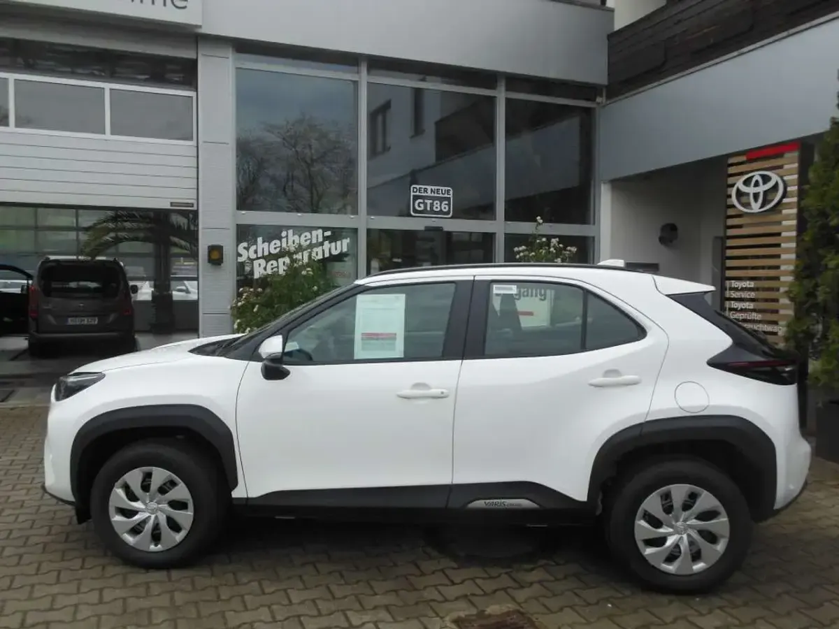 Neu Toyota Yaris Cross Edition 116 PS (85 kW) 2025 Weiß SUV