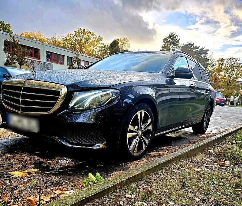 Schwarz Gebraucht 2018 Mercedes E200 Kombi | 11.999 € - Bild 1/4