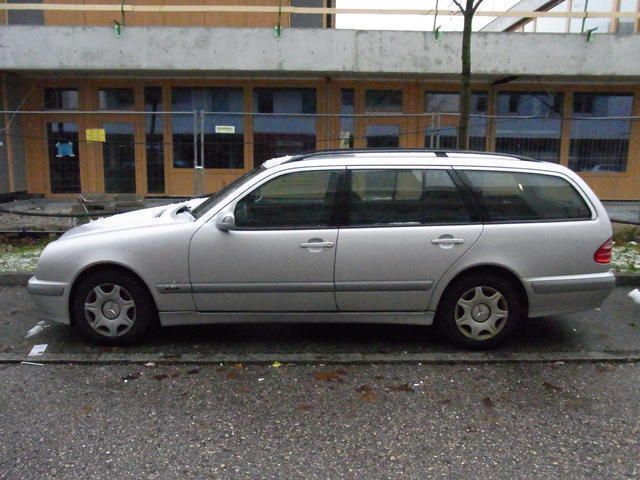 Gebraucht Mercedes E220 Classic 194 PS (142 kW) 2001 Grau metallic Kombi