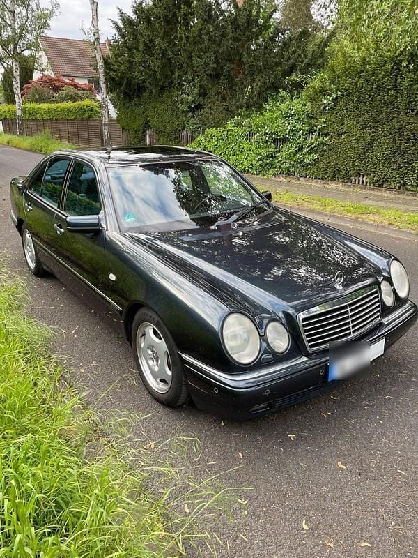 Blau Gebraucht 1998 Mercedes E430 Limousine | 8.500 € - Bild 1/4