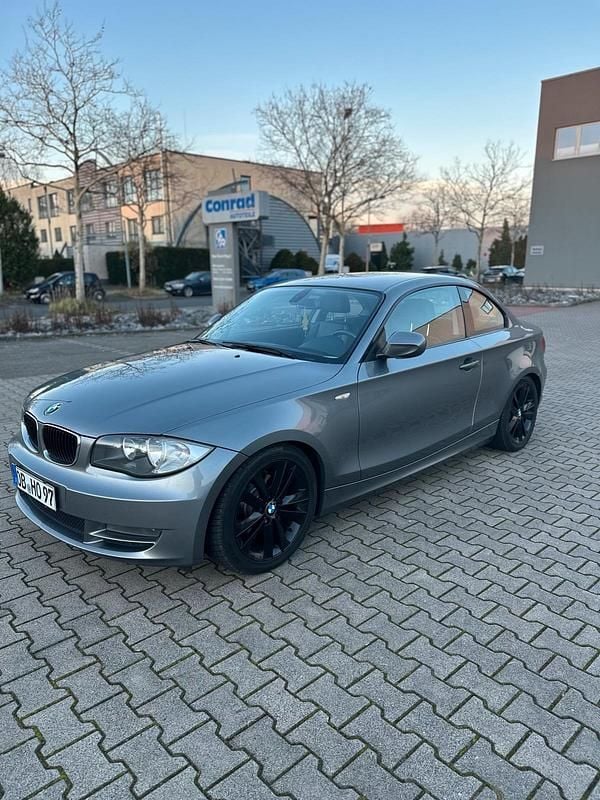 Grau Gebraucht 2010 BMW 118 Coupé Coupé | 6.799 € - Bild 1/4