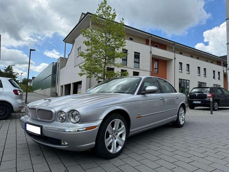 Silber Gebraucht 2005 Jaguar XJR Supercharged Limousine | 11.850 € - Bild 1/4