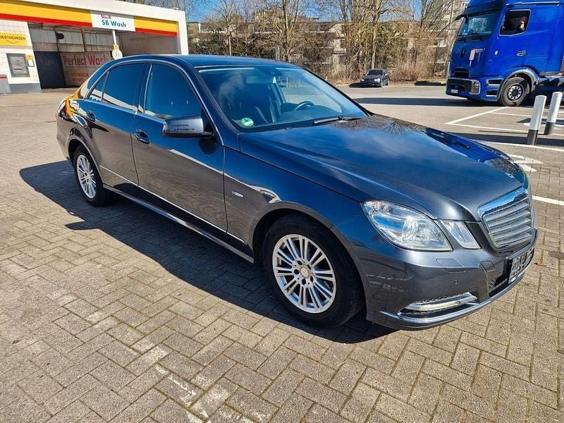 Gebraucht Mercedes E200 Elegance 184 PS (135 kW) 2011 Grau Limousine