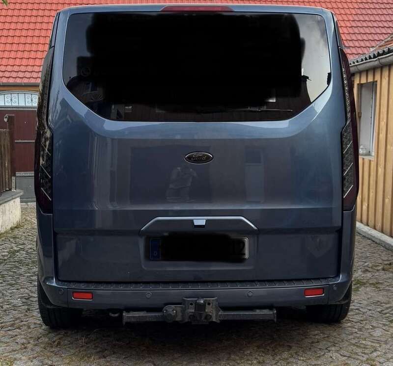 Blau Gebraucht 2021 Ford Tourneo Custom Titanium Van / Kleinbus | 36.700 € (Guter Preis) - Bild 1/4