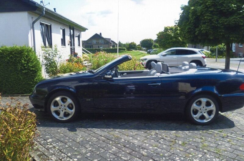 Blau Gebraucht 2002 Mercedes CLK200 Edition Cabrio | 13.000 € - Bild 1/4