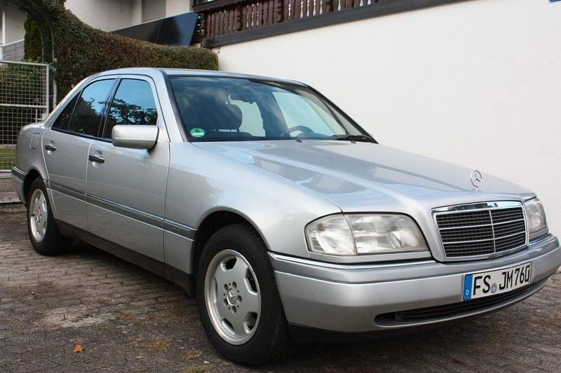 Silber Gebraucht 1995 Mercedes C220 Elegance Limousine | 3.480 € - Bild 1/4