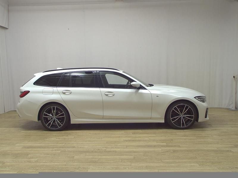 Weiss Gebraucht 2020 BMW 320 M Sport Kombi | 23.680 € (Guter Preis) - Bild 1/4