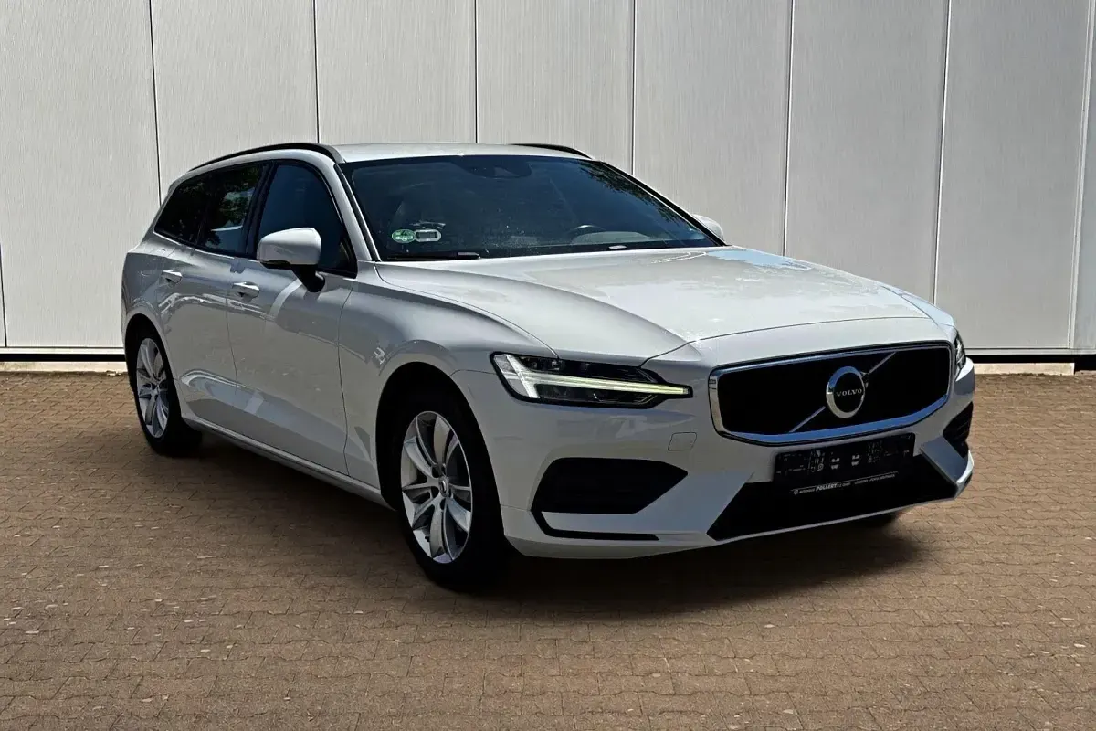 Gebraucht Volvo V60 Momentum 150 PS (110 kW) 2019 Weiß Kombi