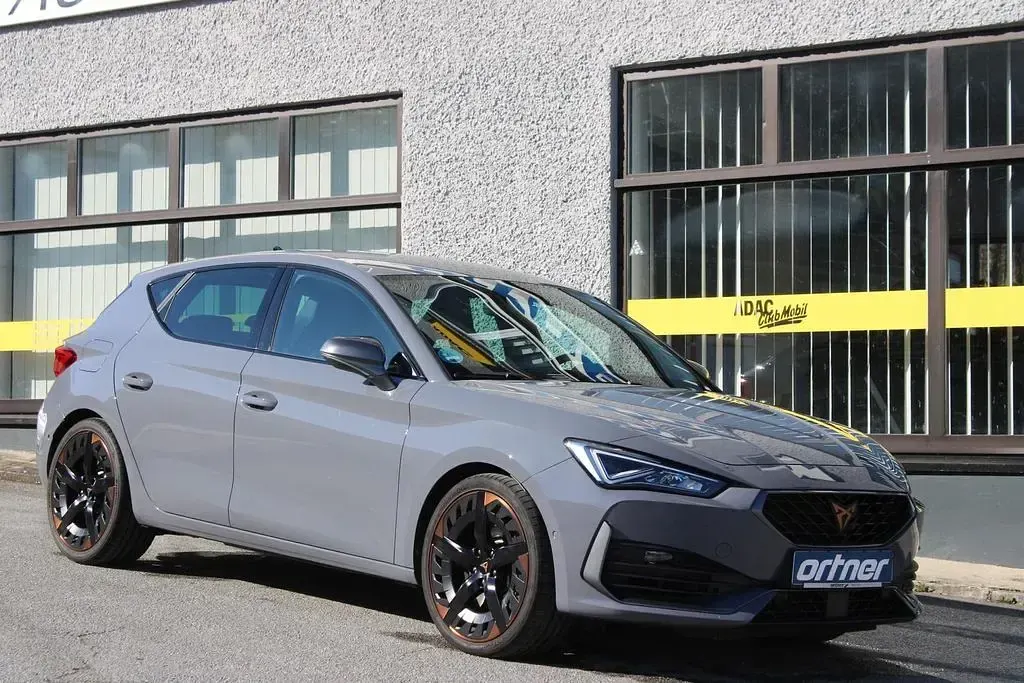 Używany Cupra Leon VZ 300 KM (220 kW) 2021 Szary Sedan/Limuzyna