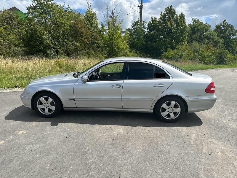 Second-hand Mercedes E320 224 CP (164 kW) 2002 Argintiu Berlinǎ