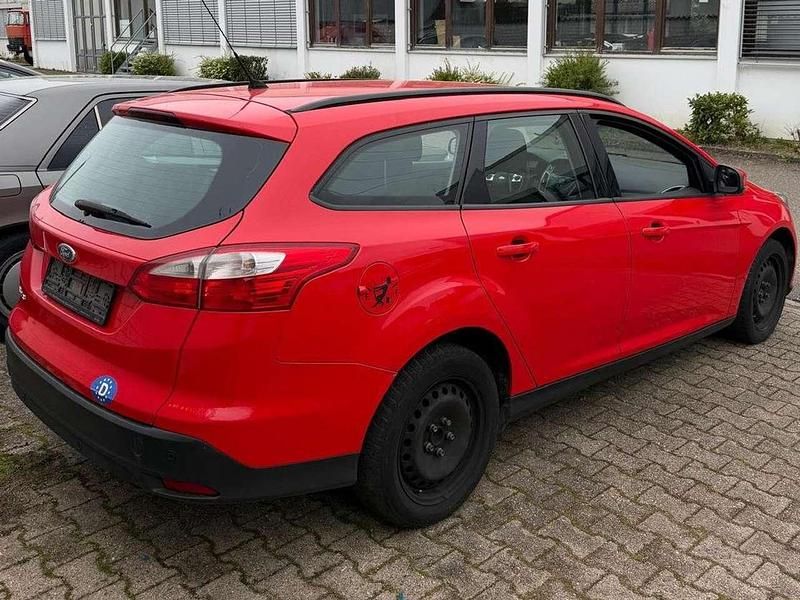 Gebraucht Ford Focus Trend 105 PS (77 kW) 2014 Racerot Kombi