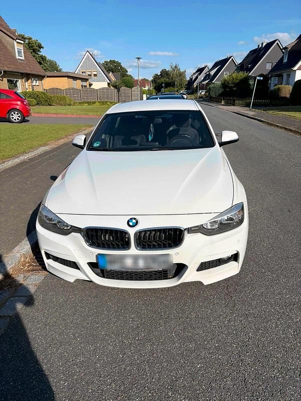 Weiß Gebraucht 2014 BMW 316 Limousine | 15.500 € - Bild 1/4