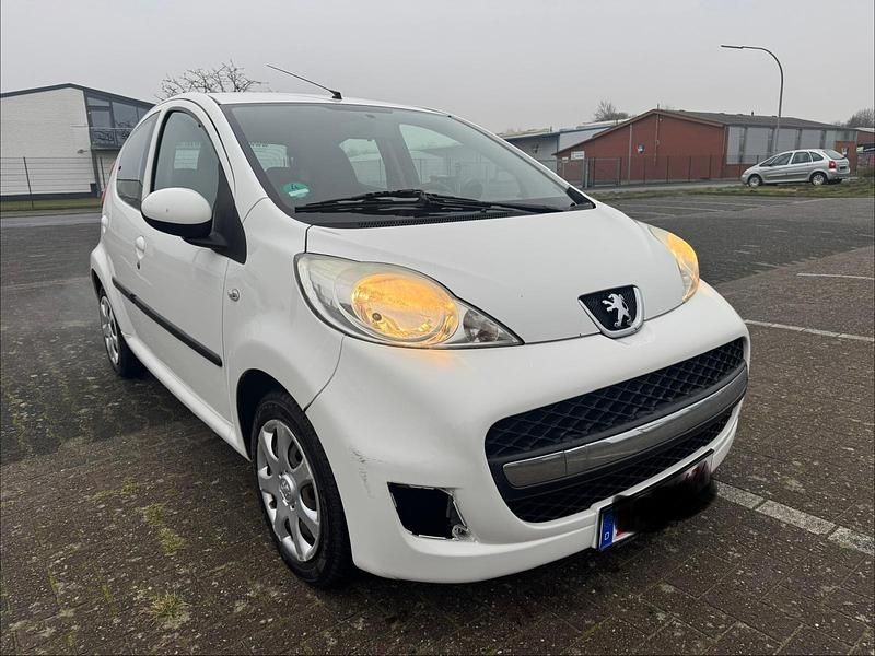 Gebraucht Peugeot 107 Comfort plus 70 PS (51 kW) 2010 Weiß Kleinwagen