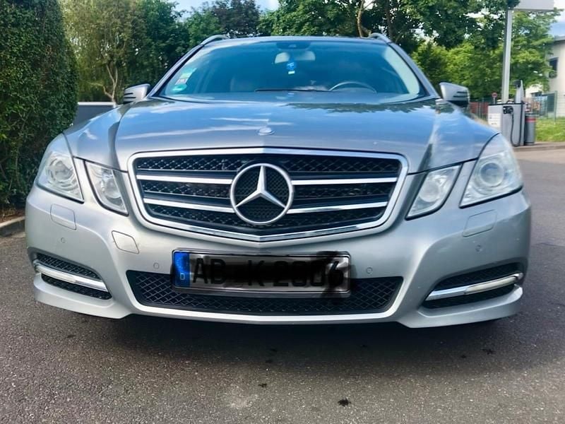 Grau Gebraucht 2010 Mercedes E350 Kombi | 8.500 € - Bild 1/4