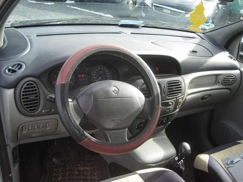 Gebraucht Renault Scénic 107 PS (78 kW) 1999 Silber Van / Kleinbus