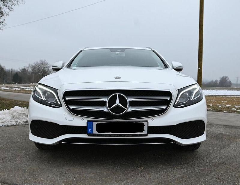 Weiß Gebraucht 2017 Mercedes E220 Limousine | 19.400 € (Guter Preis) - Bild 1/4