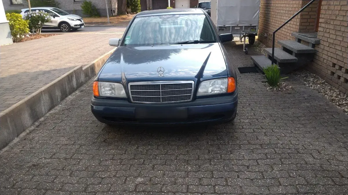 Gebraucht Mercedes C180 122 PS (89 kW) 1994 Blau Limousine