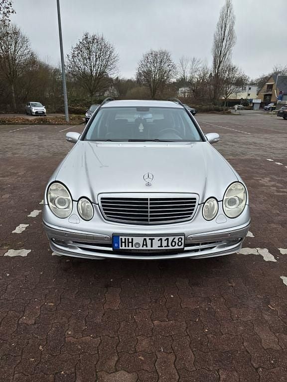 Grau Gebraucht 2005 Mercedes E320 Avantgarde Limousine | 5.900 € (Fairer Preis) - Bild 1/4