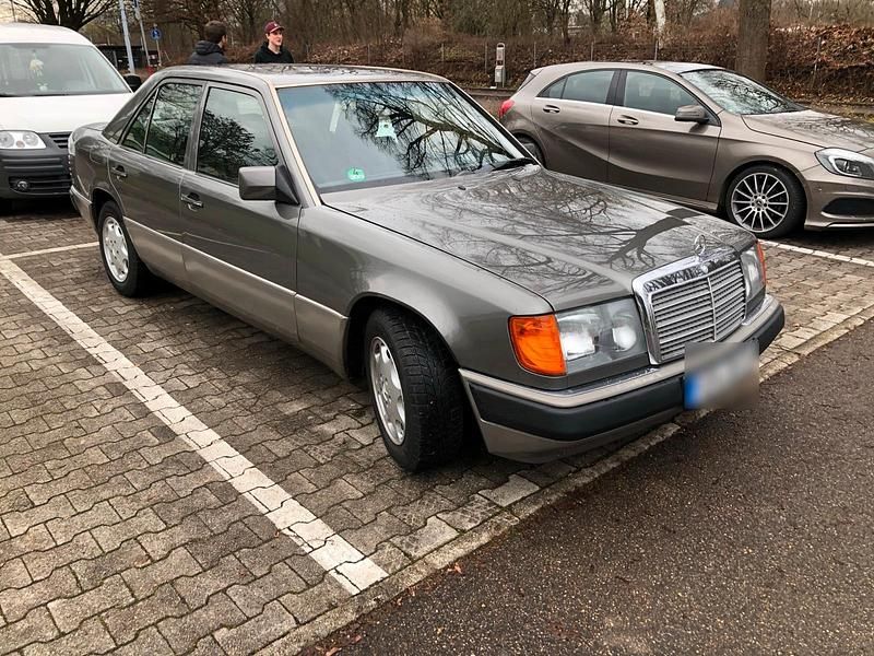Gebraucht Mercedes E230 132 PS (97 kW) 1990 Grau Limousine