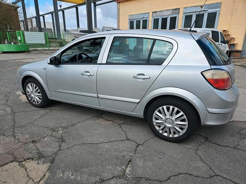 Gebraucht Opel Astra 90 PS (66 kW) 2006 Silber Limousine