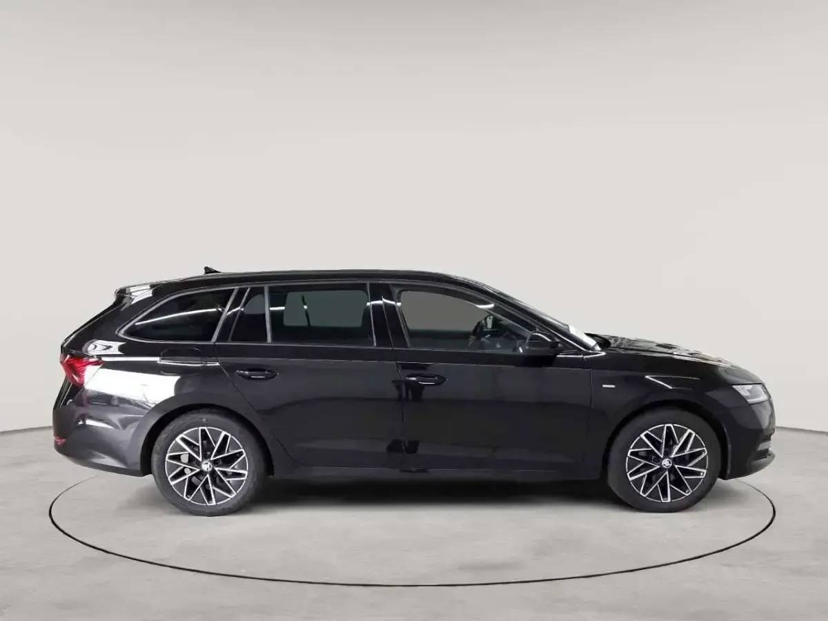 Gebraucht Skoda Octavia Clever 150 PS (110 kW) 2022 Blackmagic perleffekt Kombi