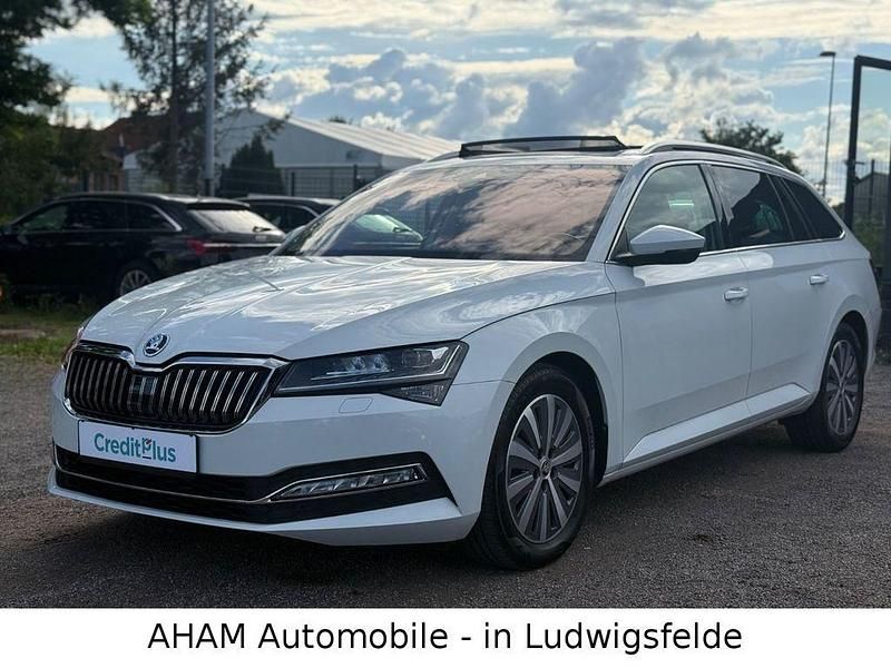 Bila moon/moon white Gebraucht 2021 Skoda Superb Style Kombi | 24.890 € (Fairer Preis) - Bild 1/4