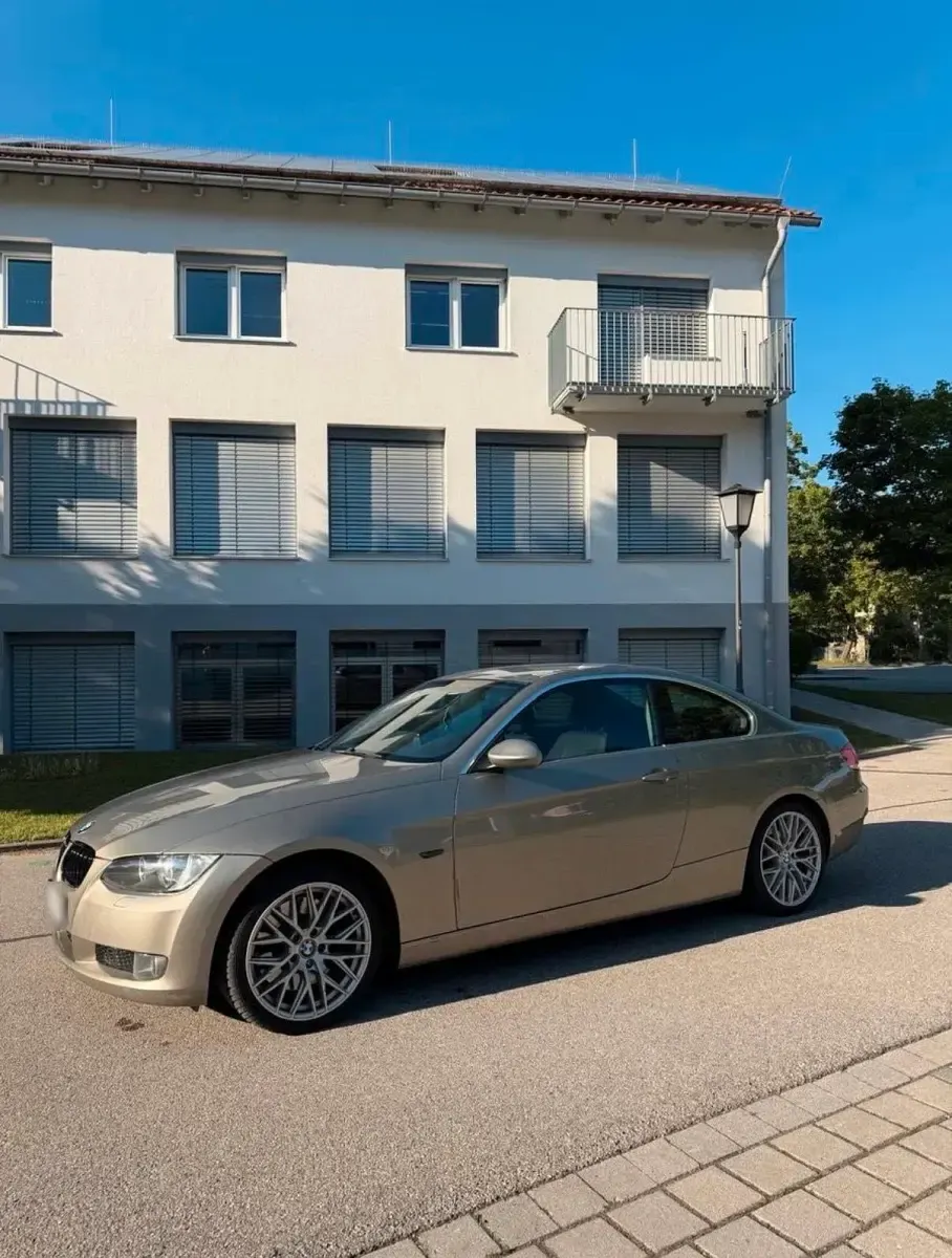 Gebraucht BMW 330 212 PS (155 kW) 2009 Gold Limousine