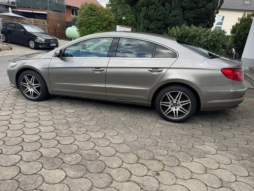 Gebraucht VW Passat 140 PS (102 kW) 2011 Light/fluid brown Limousine
