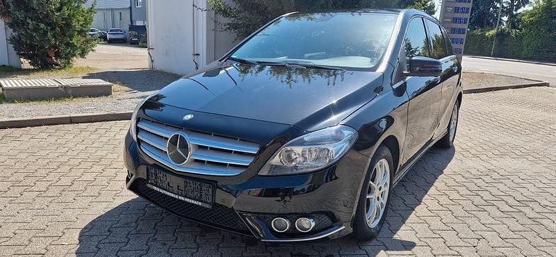 Schwarz Gebraucht 2014 Mercedes B200 Van / Kleinbus | 7.700 € (Fairer Preis) - Bild 1/4