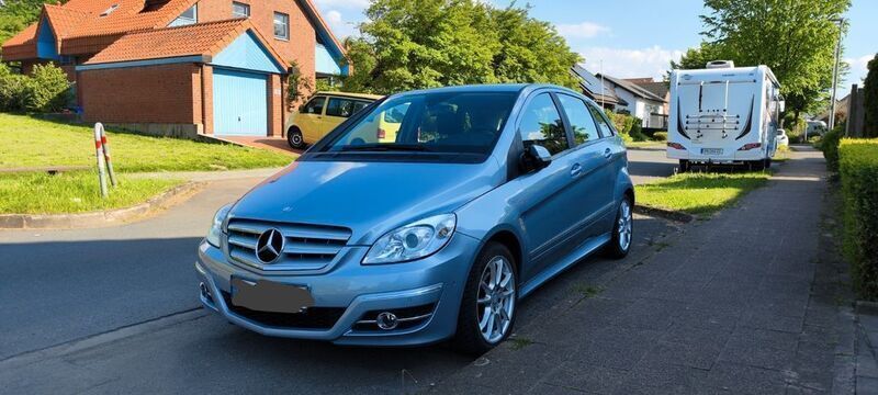 Silber Gebraucht 2011 Mercedes B180 Sport Van / Kleinbus | 6.900 € (Fairer Preis) - Bild 1/4