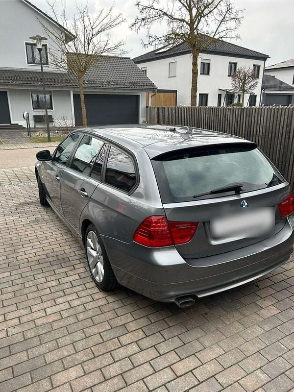 Gebraucht BMW 320 177 PS (130 kW) 2009 Grau Kombi