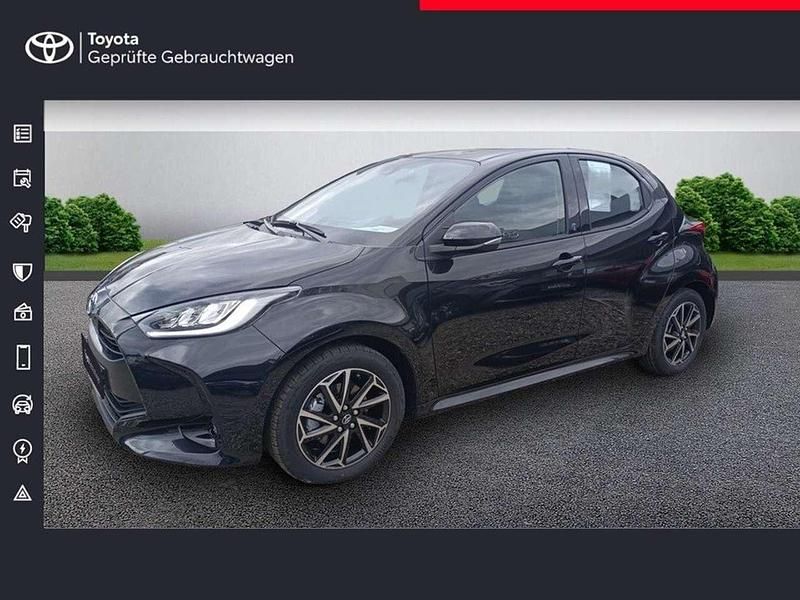 Black mica / ink Neu 2025 Toyota Yaris Hybrid Comfort Kleinwagen | 26.740 € (Etwas zu teuer) - Bild 1/4