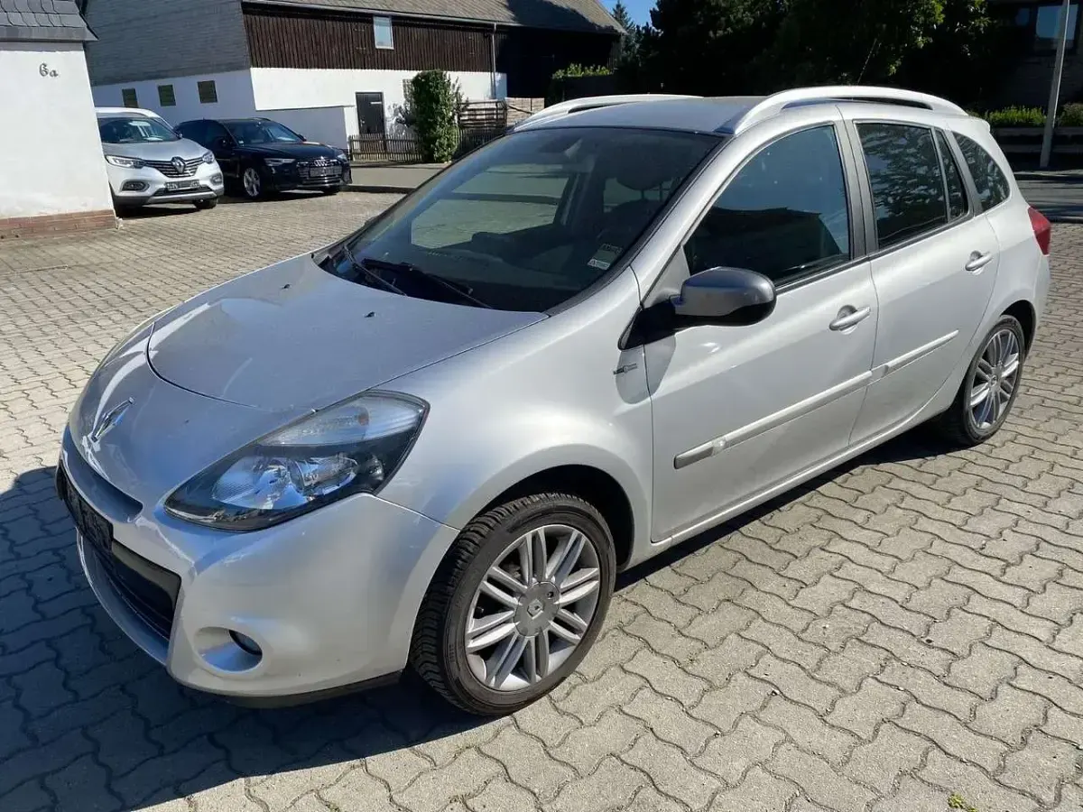 Gebraucht Renault Clio GrandTour Night&Day 103 PS (75 kW) 2012 Platingrau Kombi