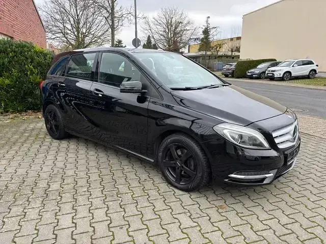 Gebraucht Mercedes B180 122 PS (89 kW) 2013 Schwarz Kleinwagen