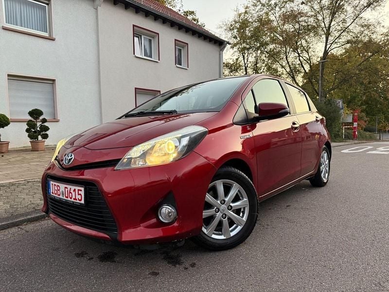 Rot Gebraucht 2014 Toyota Yaris Hybrid Edition Kleinwagen | 4.500 € (Superpreis) - Bild 1/4