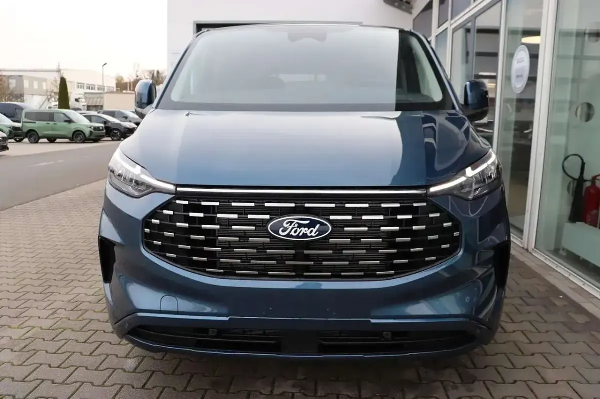Ny Ford Tourneo Titanium 170 HK (125 kW) 2026 Blå MPV