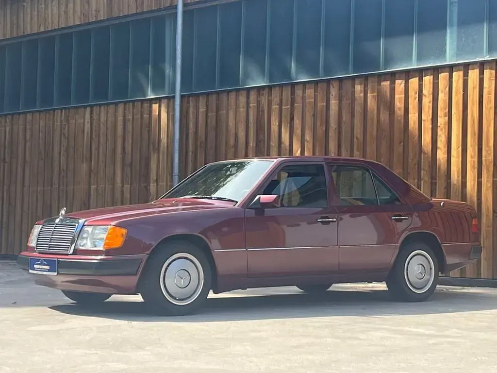 Gebraucht Mercedes E200 118 PS (86 kW) 1989 Rot Limousine