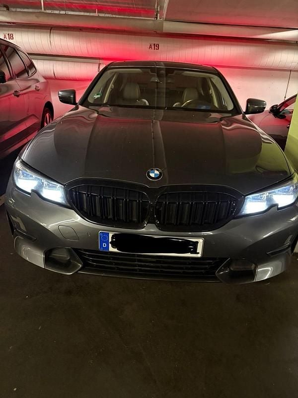 Grau Gebraucht 2019 BMW 318 M Sport Limousine | 25.000 € (Fairer Preis) - Bild 1/4