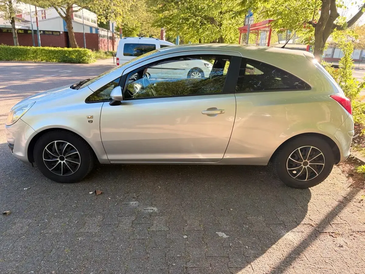 Gebraucht Opel Corsa Edition 69 PS (50 kW) 2011 Silber Kleinwagen