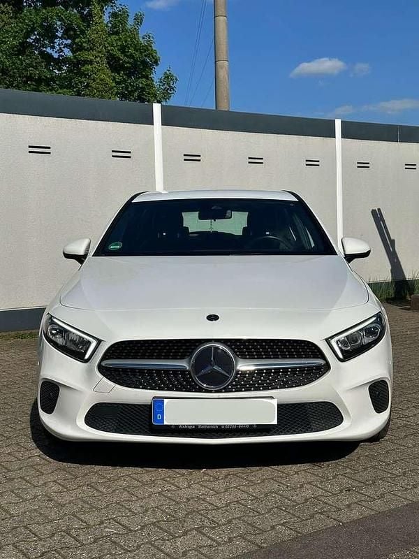Weiß Gebraucht 2019 Mercedes A180 Kleinwagen | 19.000 € (Fairer Preis) - Bild 1/4