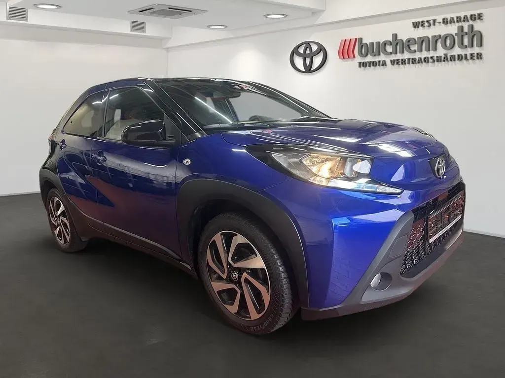 Gebraucht Toyota Aygo X Pulse 72 PS (52 kW) 2023 Juniper blue (8y8)/ black mica (209) SUV