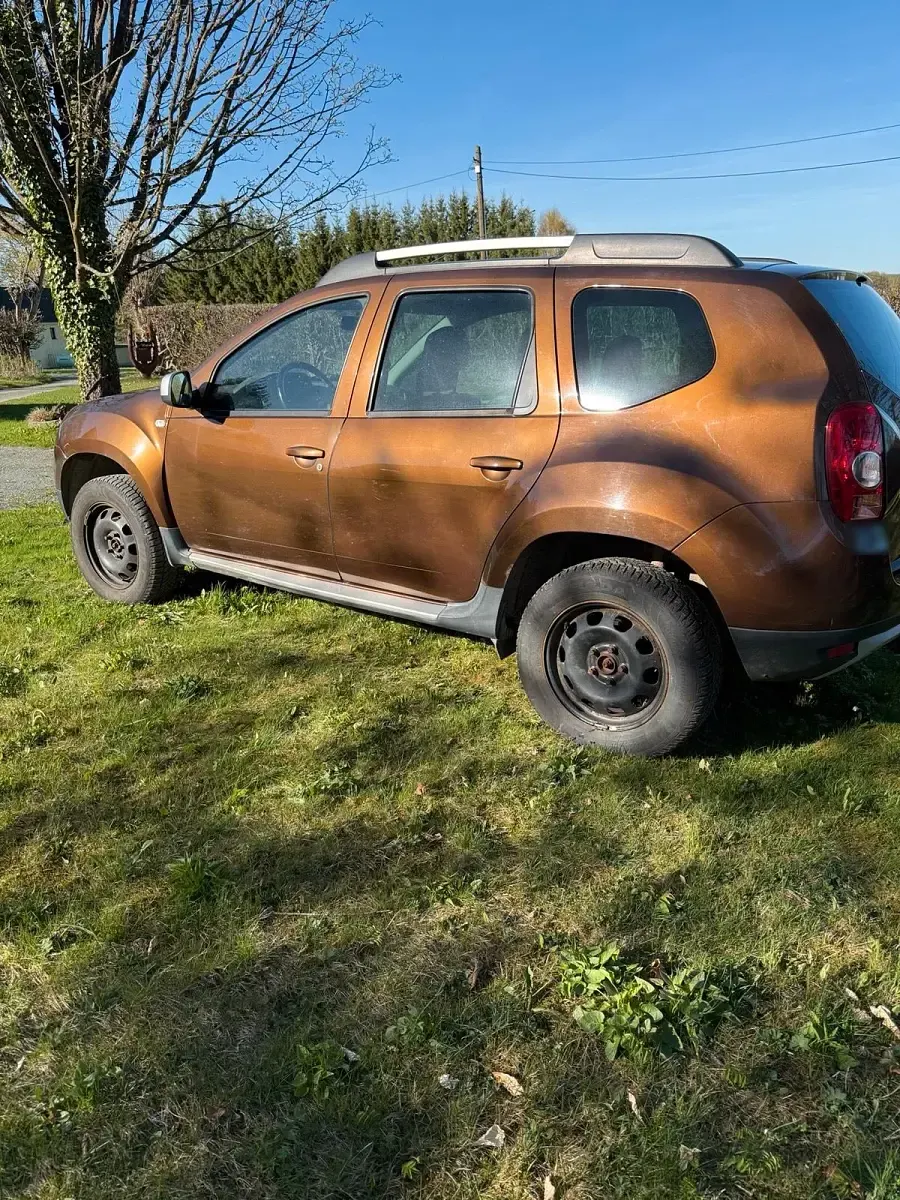 Second-hand Dacia Duster 105 CP (77 kW) 2011 Maro SUV