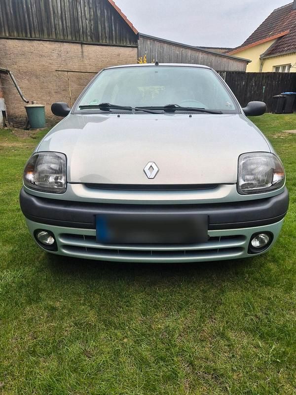 Second-hand Renault Clio II 60 CP (44 kW) 2000 Argintiu Hatchback