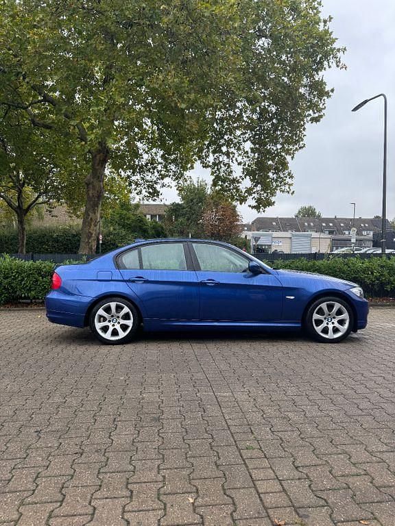 Blau Gebraucht 2011 BMW 320 Lifestyle Limousine | 8.800 € (Etwas zu teuer) - Bild 1/4