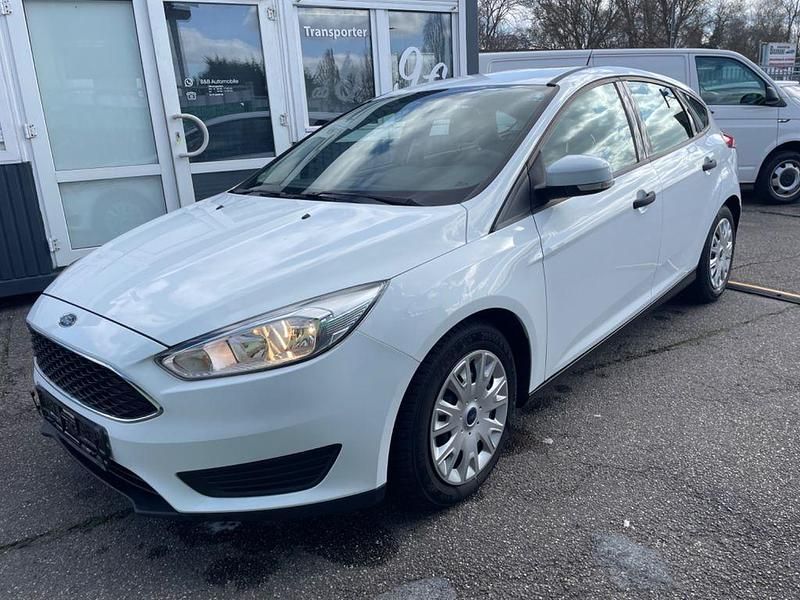 Gebraucht Ford Focus Ambiente 101 PS (74 kW) 2016 Weiß Limousine