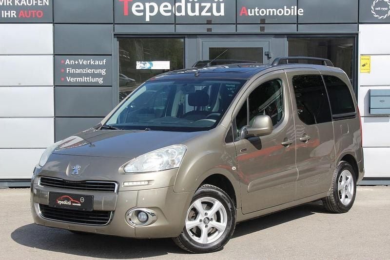 Braun Gebraucht 2012 Peugeot Partner Tepee Family Van / Kleinbus | 6.499 € (Fairer Preis) - Bild 1/4