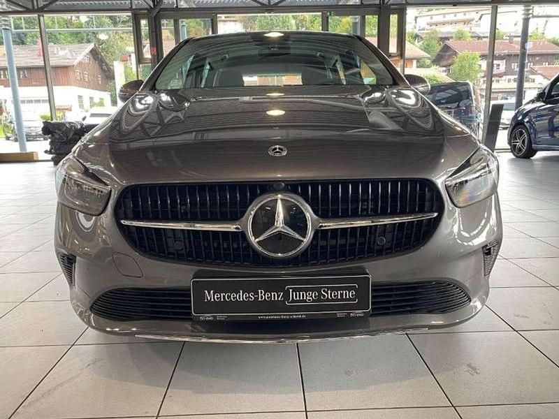 Gebraucht Mercedes B180 Advanced 136 PS (100 kW) 2024 Metalliclack mountaingrau Van / Kleinbus