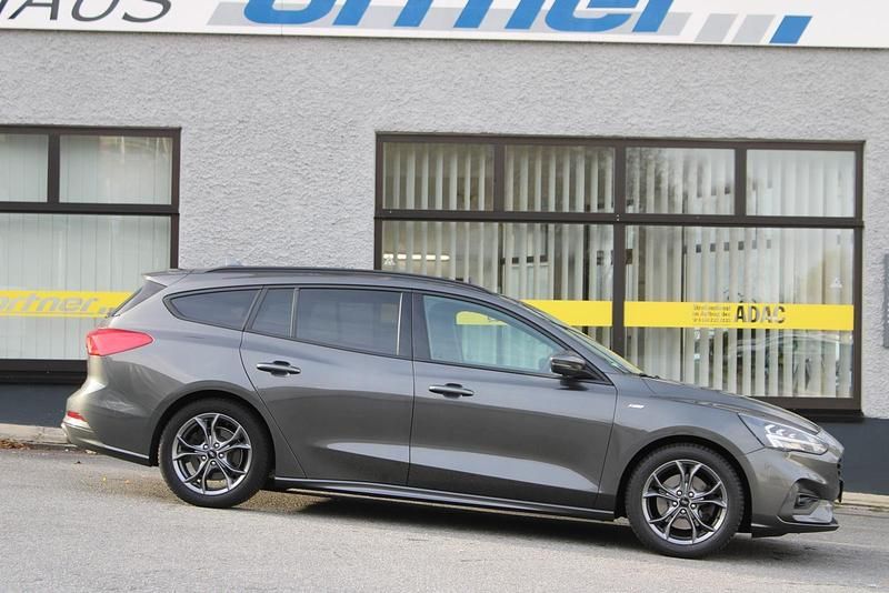Grau Gebraucht 2021 Ford Focus ST-Line Kombi | 14.380 € (Superpreis) - Bild 1/4